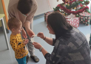 dyrektor Ewa Kołodziejczyk łamie się opłatkiem