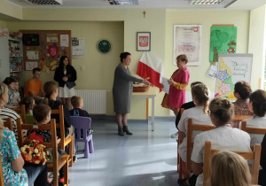 dyrektor szkoły wręcza nauczycielce nagrodę