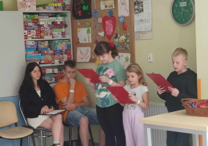 uczniowie przedstawiają program artystyczny
