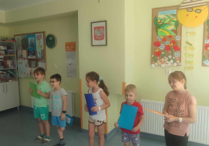Uczniowie prezentują krótki program artystyczny