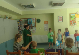 Zastępca dyrektora szkoły życzy uczniom udanych wakacji