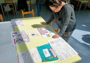 Przedstawiciel Jury podczas wyboru prac laureatów