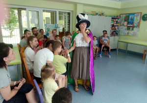 Pani Magik prezentuje sztuczkę