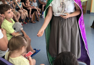 Pani Magik prezentuje sztuczkę i daje dzieciom rekwizyt do sprawdzenia