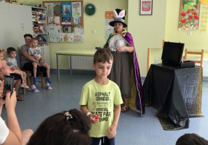 Pani Magik i jej mały pomocnik prezentują sztuczkę