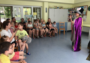 Pani Magik prezentuje sztuczkę
