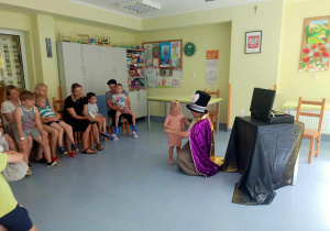Pani Magik i jej mała pomocnica prezentują sztuczkę