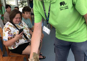 Pracownik ZOO prezentuje jaszczurkę