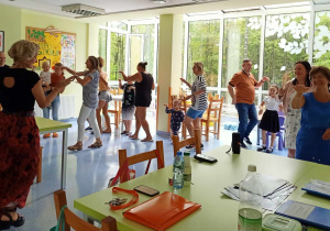 Społeczność szkolna powtarza taneczne ruchy po dietetyczce szpitala