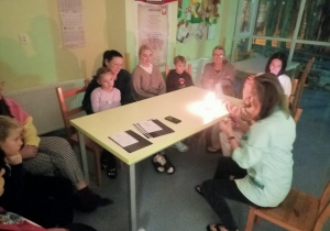 Społeczność szkolna uczestniczy w wieczornicy