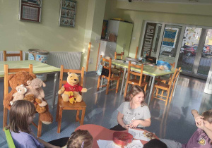 Dzieci tworzą prace plastyczne