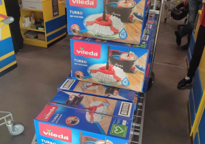 Zakupione dary w wózku sklepowym