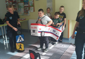Zabawa ruchowa dotycząca bezpieczeństwa na drodze
