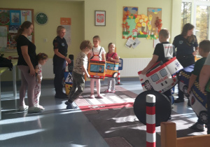 Dzieci poznają zasady ruchu drogowego przez zabawę