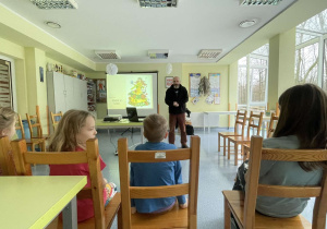 Pan Rafał omawia prezentację