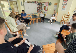 Uczniowie zadają pytania pani pulmonolog i pani dietetyk