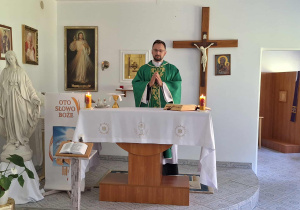 Ojciec Maciej Pieczynia odprawia Mszę Świętą