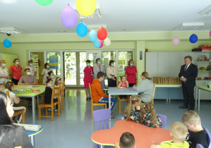 życzenia składane dzieciom przez dyrektora szpitala dr Waldemara Kowalczyka