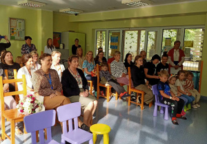 zaproszeni goście oglądają program przygotowany przez uczniów