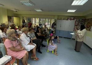 Dyrektor szkoły Ewa Kołodziejczyk wita zgromadzonych gości